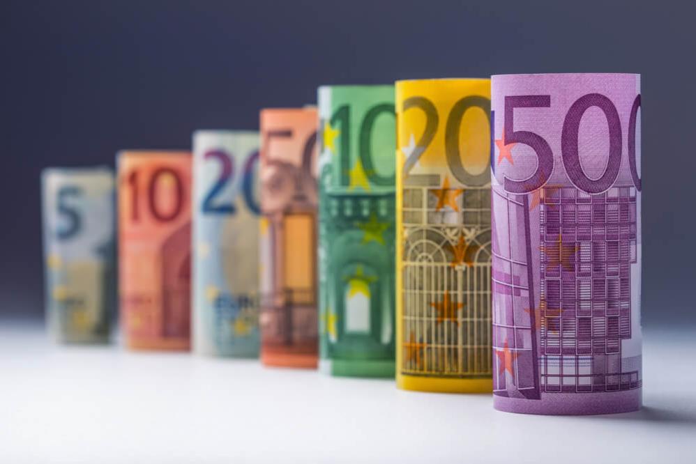 EURUSD W1 – Bulls are stretching their muscles